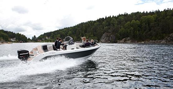 Uttern småbåt med Mercury påhengmotor