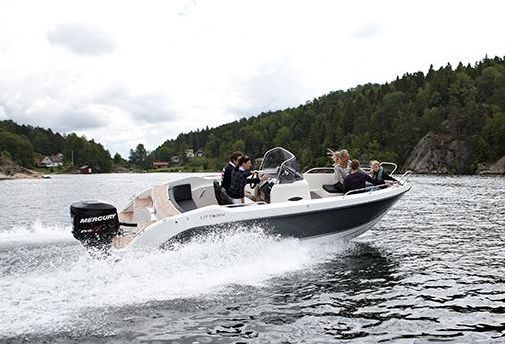 Uttern småbåt med Mercury påhengmotor