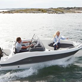 Uttern småbåt med Mercury påhengmotor